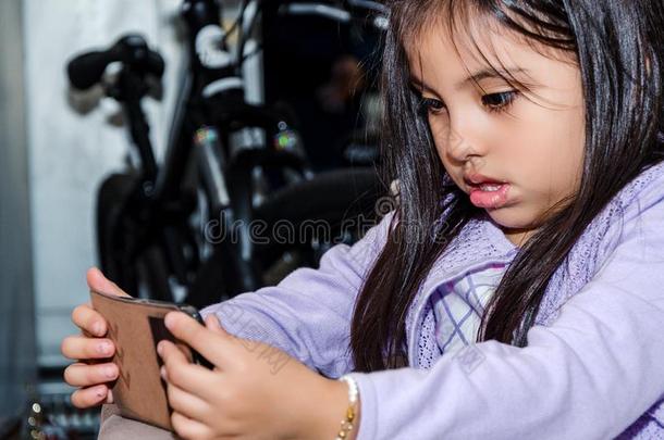 漂亮的小的女孩使用一现代的sm一rtphone