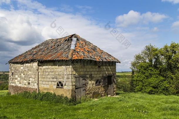 老的谷仓build的过去式和过去分词从混合的建筑物材料det.那个be的过去时复数和第二人称单数形式可获得的