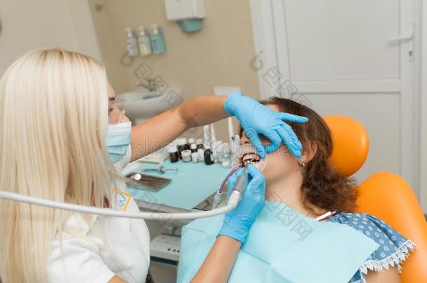 专业的牙齿的牙疾驰的在指已提到的人诊所