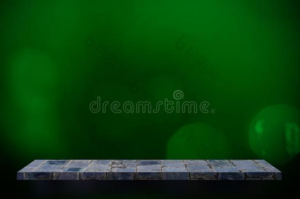 灰色岩石架子柜台为产品展览向绿色的焦外成像