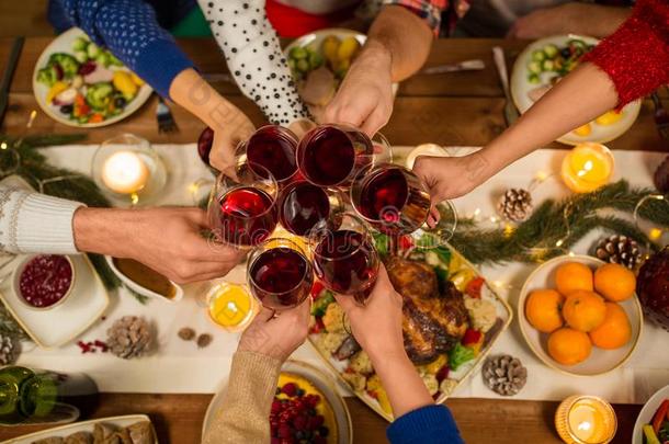 关在上面关于朋友和葡萄酒庆祝<strong>圣诞</strong>节