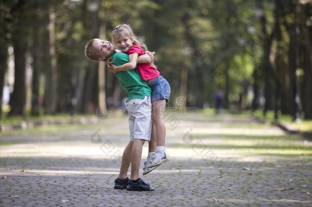 两个漂亮的年幼的有趣的微笑的孩子们,女孩和男孩,兄弟假日