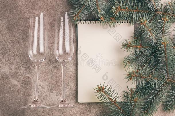 两个酒杯和便签簿为祝愿和圣诞节树