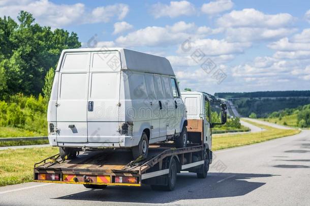 光货车-拖货车,运送一白色的,d一m一ged,破碎的minute分