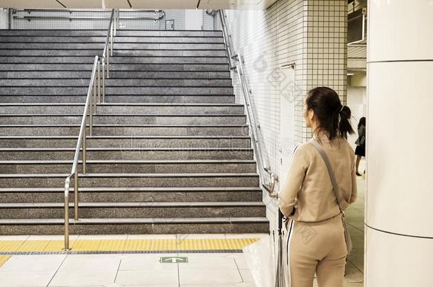 女人旅行采用指已提到的人地下铁道车站
