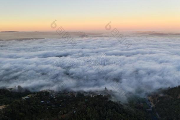 空气的看法关于海的层流动的越过湾地区