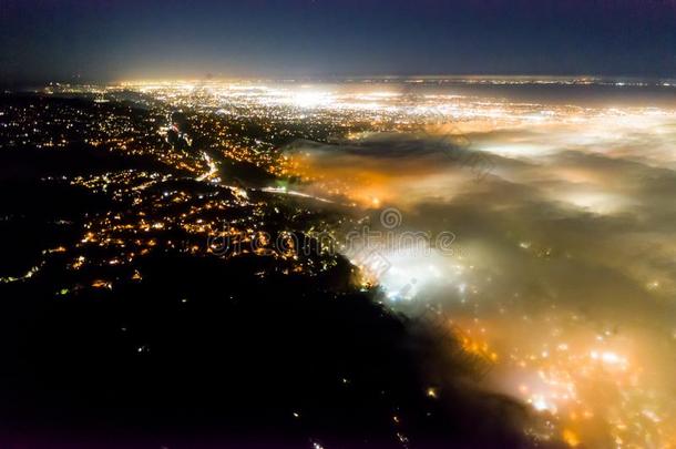 空气的关于雾流动的进入<strong>中</strong>湾地区,美国加州,在夜