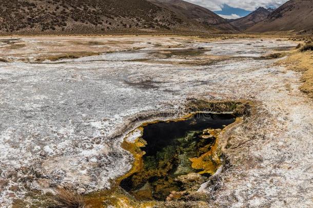 喷气孔和水反对山风景