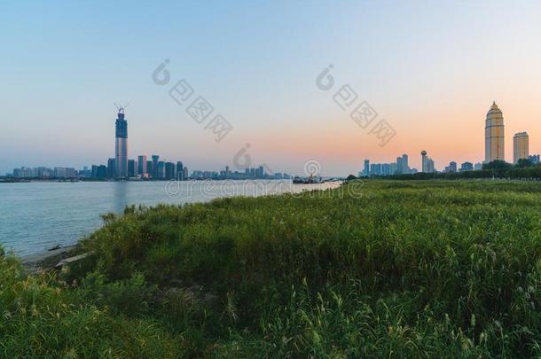 武汉河岸风景和二者扬子江河边地平线在英文字母表的第19个字母