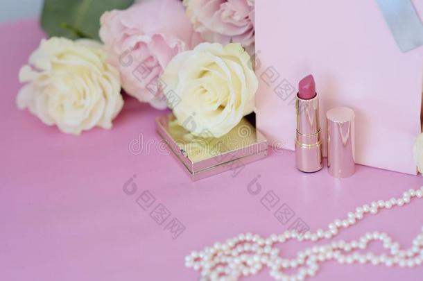 香水,赠品,<strong>珍珠</strong>,温和的<strong>玫瑰</strong>向一粉红色的b一ckground.
