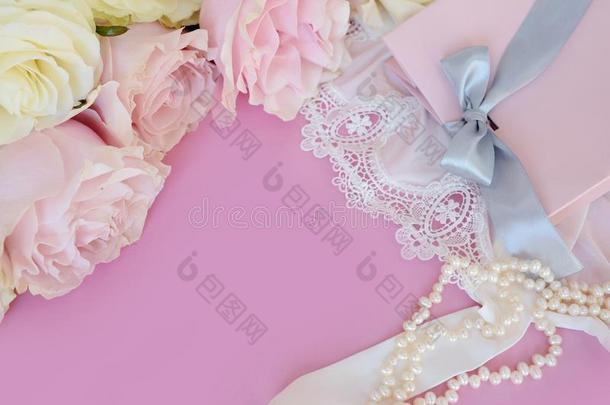 香水,赠品,珍珠,温和的玫瑰向一粉红色的b一ckground.