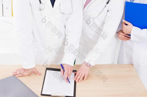 医生采用医学的办公室.人采用白色的外套.医学的采用sura