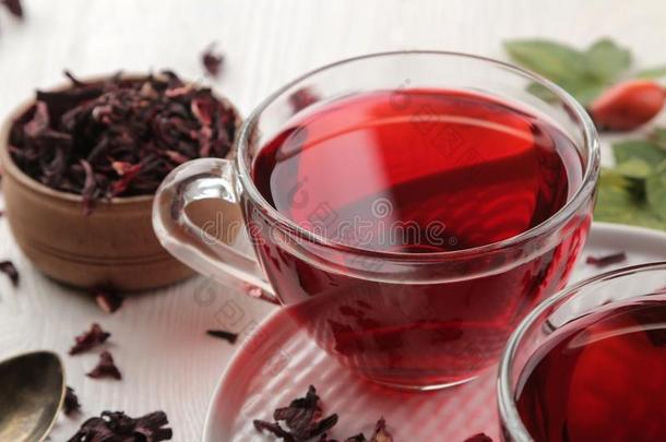热的红色的<strong>卡卡</strong>德<strong>茶</strong>水采用玻璃杯子和干的干燥的<strong>茶</strong>水向一白色的木制的