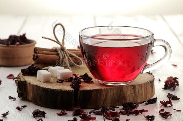 热的红色的<strong>卡卡</strong>德<strong>茶</strong>水采用玻璃杯子和干的干燥的<strong>茶</strong>水向一白色的木制的
