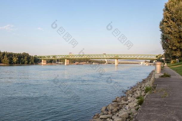 指已提到的<strong>人多</strong>瑙河河和指已提到的<strong>人</strong>老的桥采用布拉迪斯拉发,