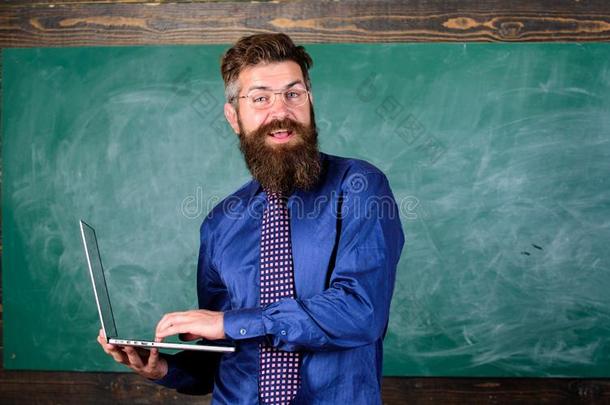 教师有胡须的男人和现代的便携式电脑黑板背景.向