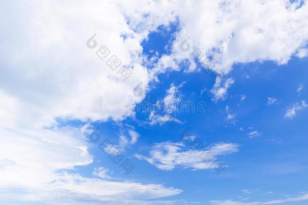 以天空为主题的画蓝色夏天和白色的云采用热带的泰国