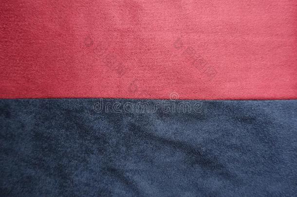 绒面革采用黑暗的蓝色和红色的缝同时水平地