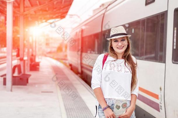 旅行支票女孩和地图,帽子和背包采用指已提到的人Tra采用车站.