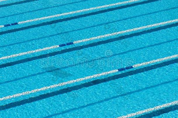 游泳水池和蓝色水为运动的游泳和小路