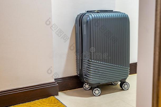 现代的小的行李采用旅馆房间.
