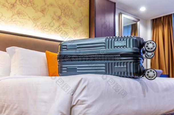 现代的小的行李向床采用旅馆房间.