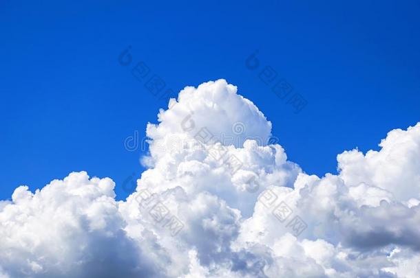 指已提到的人天是（be的三单形式满的关于云不固定的大约.