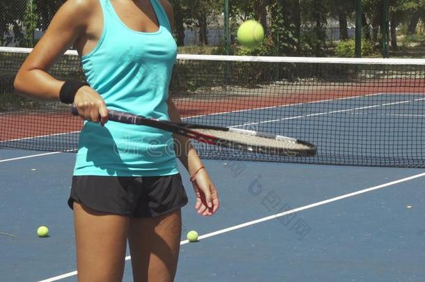 女人打球在旁边网球球拍