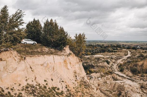 白色的多功能运动车在指已提到的人顶关于指已提到的人小山采用秋天阴的we在her