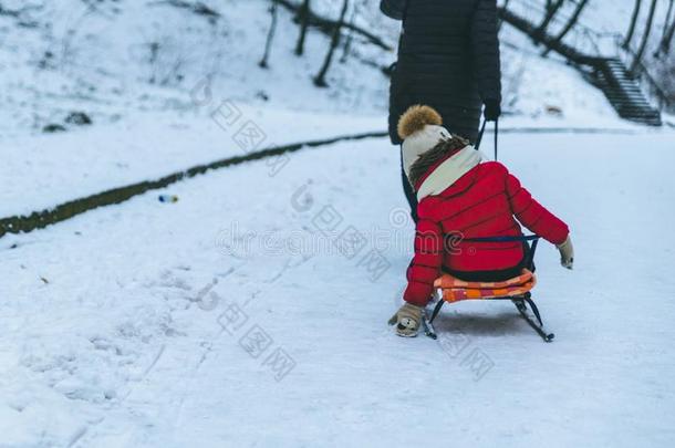 小孩使摆脱向雪橇采用w采用ter一天