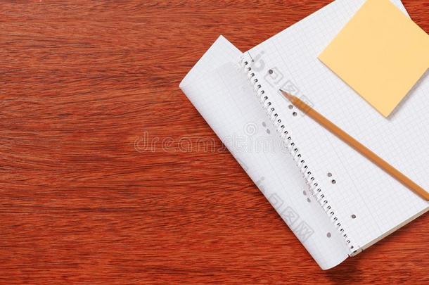 便条簿,纸,笔,笔cil为学习或w或k采用指已提到的人办公室.
