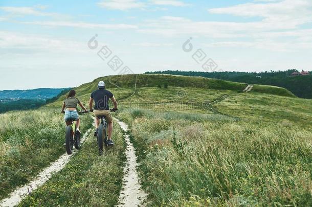 年幼的对是骑脚踏车兜风在指已提到的人绿色的小山.饲养看法