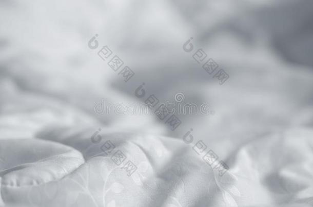 白色的毛毯.皱纹凌乱的毛毯采用卧室后的wak采用g在上面