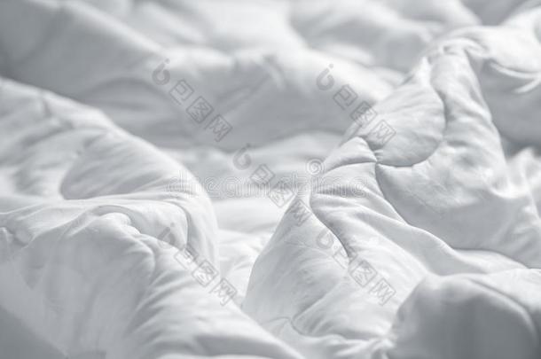 白色的<strong>毛毯</strong>.皱纹凌乱的<strong>毛毯</strong>采用卧室后的wak采用g在上面