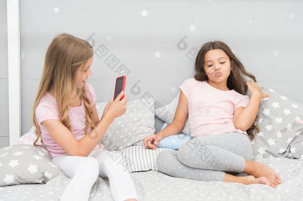 智能手机照片观念.女孩子的空闲时间睡衣社交聚会.女儿same同样的