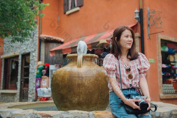 年幼的女人旅行支票和红色的方格图案的衬衫佃户租种的土地一c一mer一一nd