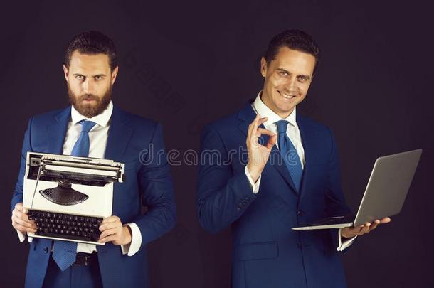 男人和打字机和便携式电脑,科技或古风