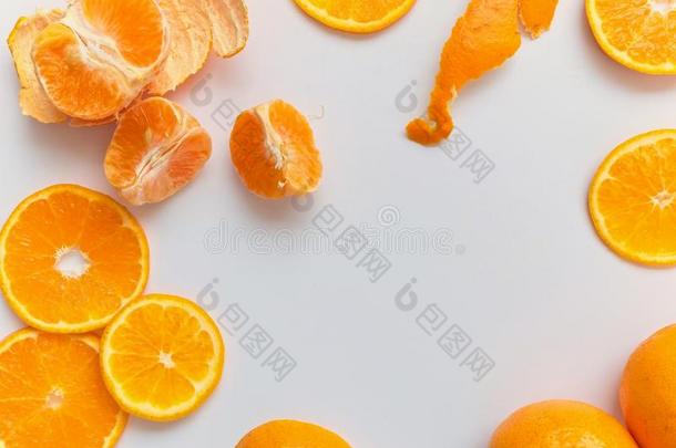 刨切的橙向白色的背景装饰和白色的树叶