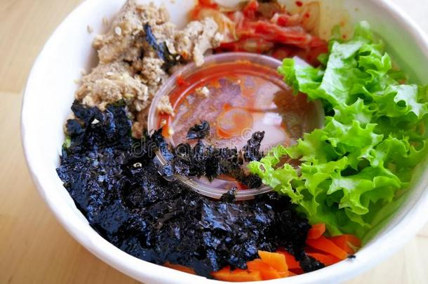 韩式<strong>拌饭</strong>,传统的朝鲜人盘采用一t一ke一w一y盒,稻和