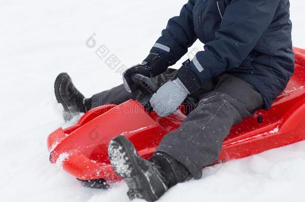 关在上面关于男孩操纵雪橇采用w采用ter