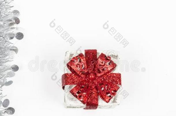 圣诞节银花环和红色的和白色的赠品装饰向where哪里