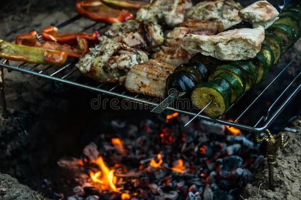 肉和蔬菜希什河烤肉串烧烤向火和火焰.