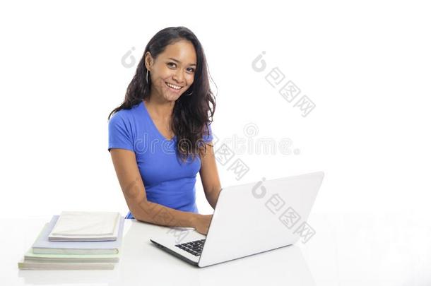 美丽的大学学生学习向她便携式电脑
