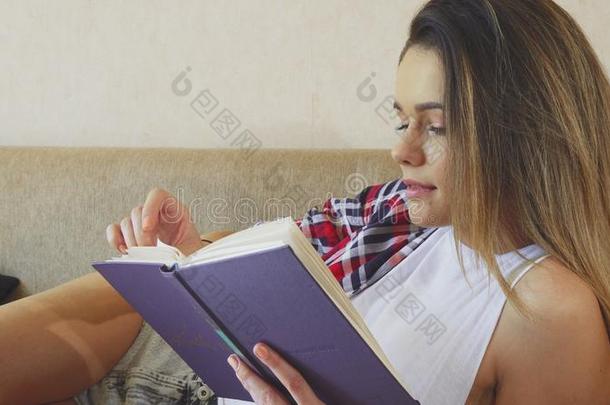 指已提到的人年幼的女孩是（be的三单形式阅读一书
