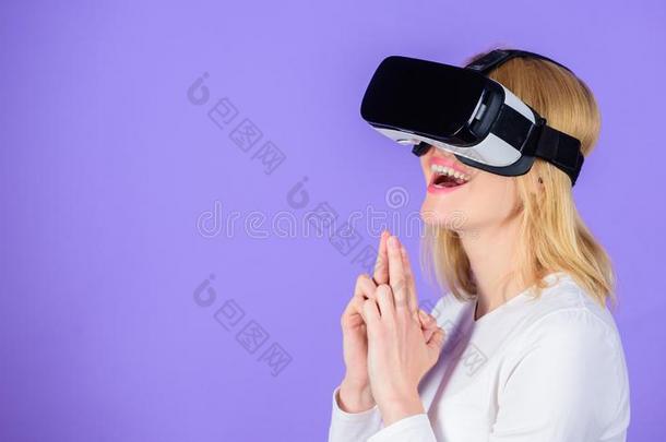 女孩凶手科技VirtualReality虚拟现实戴在头上的耳机或听筒比赛射<strong>手游</strong>戏.女士和wickets三柱门