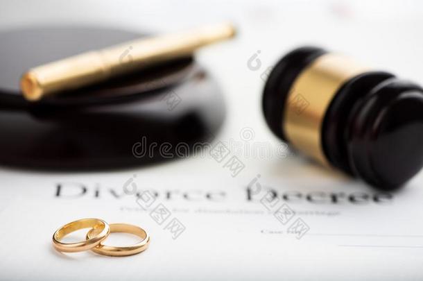 离婚<strong>法令</strong>,小木槌和婚礼戒指.