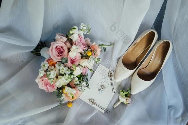 新婚的花束,邀请清单和新娘鞋子