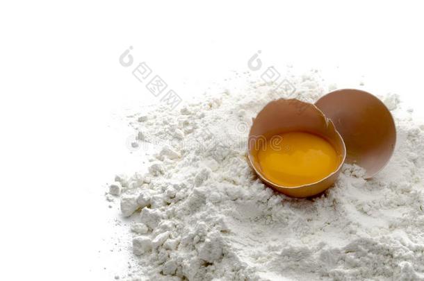 一山关于面粉和一破碎的鸡蛋向它