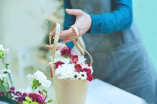 关-在上面手关于花商和花.花商佃户租种的土地盛开的