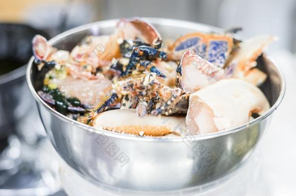 富有色彩的龙虾采用一银碗